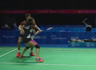 The quick thinking move by Chan Peng Soon & Goh Liu Ying earns them a point.