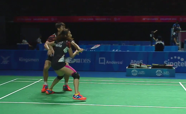 The quick thinking move by Chan Peng Soon & Goh Liu Ying earns them a point.