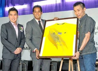 Purple League's CEO Jack Koh (left), Malaysia’s Youth and Sports Minister Khairy Jamaluddin and Lee Chong Wei during the launch of Malaysia Purple League in April 2014.