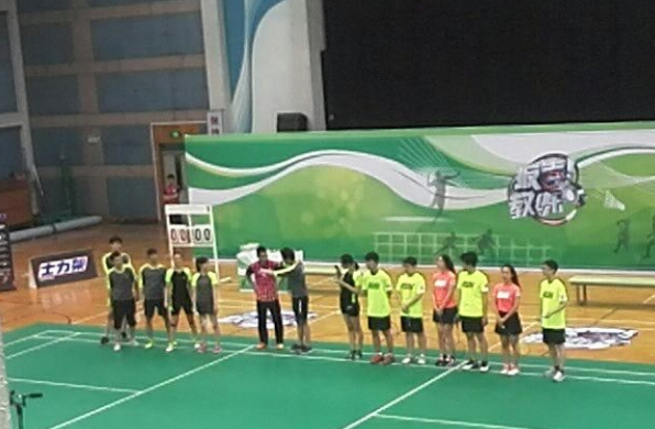 Lee Chong Wei is giving instructions for his team.