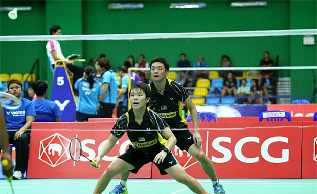 Goh Jin Wei (front) and Tan Jinn Hwa enjoy a good opening day at Asia Junior Championship. (photo: Granular)