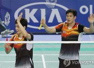 South Korean badminton players Lee Yong-dae (L) and Ko Sung-hyun celebrate their gold medal in the mixed team event with a victory over China at the Summer Universiade in Hwasun, South Jeolla Province, on July 8, 2015. (Yonhap)