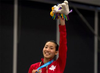 Michelle Li waves to the crowd on the podium after winning the 2015 Pan Am women's singles title. (photo: Peter J. Thompson/National Post)