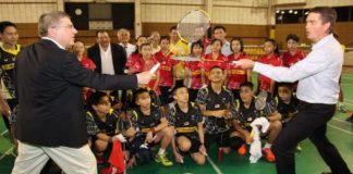 Thomas Bach and Poul-Erik Hoyer (right) pretend "sword fighting" using badminton racquets. (photo: Sinchew)