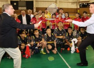 Thomas Bach and Poul-Erik Hoyer (right) pretend "sword fighting" using badminton racquets. (photo: Sinchew)