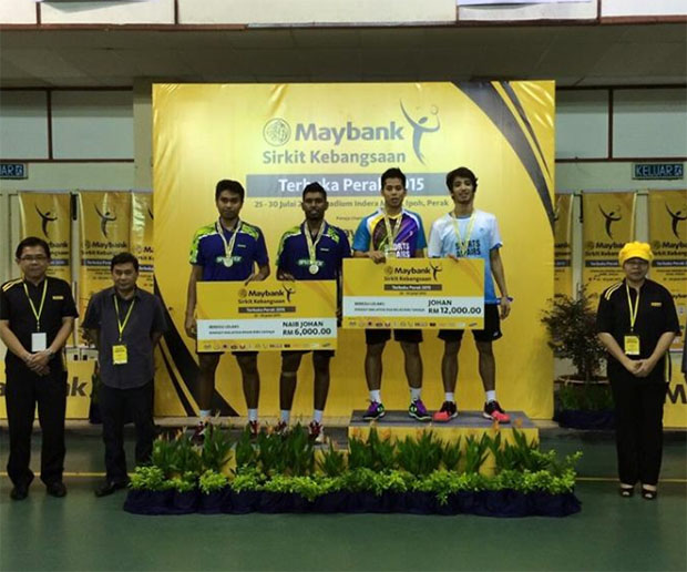 Mohd Arif Abdul Latif/Nur Mohd Azriyn Bin Ayub (the champions) and Darren Isaac A/L Devadas/Vountus Indra Mawan during the medal ceremony. (photo: hasan)