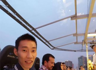 Wow! What a fantastic experience for Lee Chong Wei to eat dinner at 150ft (45.72 meter). (photo: Lee Chong Wei's FB)