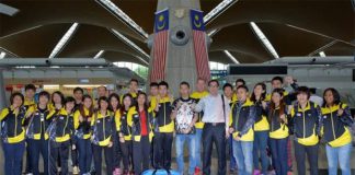 Malaysia's world championships team pose for a team photo at the Kuala Lumpur airport as they leave for Jakarta. (photo: Bernama)