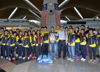 Malaysia's world championships team pose for a team photo at the Kuala Lumpur airport as they leave for Jakarta. (photo: Bernama)