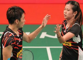 Chan Peng Soon (left) and Goh Liu Ying stun No. 9 seeds Reginald Lee Chun Hei/Chau Hoi Wah of Hong Kong at the World Championships. (Photo: Goh Thean Howe)