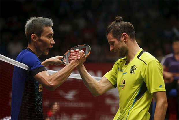 Lee Chong Wei (left) shakes hand with Lithuania's Kestutis Navickas after their men's singles match. (photo: Reuters)