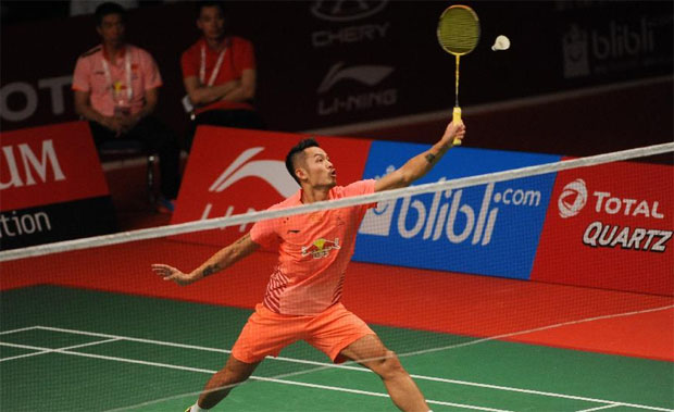 Lin Dan returns a shot to Jan O Jorgensen at World Championships. (photo: GettyImages)