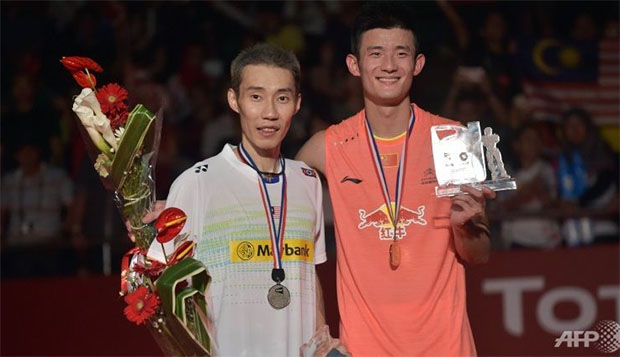 Chen Long of China (right) poses on the podium during the awards ceremony with runner-up Lee Chong Wei of Malaysia. (photo: AFP/Adek Berry)