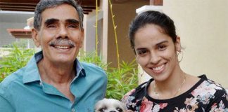 Saina Nehwal poses her World Championship medal with her father in Hyderabad on Tuesday. (photo: PTI)