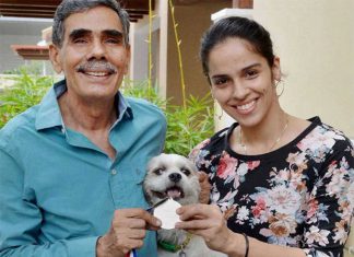 Saina Nehwal poses her World Championship medal with her father in Hyderabad on Tuesday. (photo: PTI)