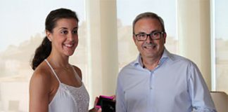 Organizer in Ibiza presents the two-time world champion Carolina Marin with a gift.