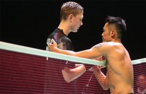 Lin Dan thanks Viktor Axelsen for his “best effort” in the final. (photo: Reuters)