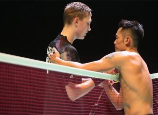 Lin Dan thanks Viktor Axelsen for his “best effort” in the final. (photo: Reuters)