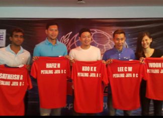 R. Satheishtharan, Mohd Hafiz Hashim, Koo Kien Keat, Lee Chong Wei and Woon Khe Wei (from left) at the PJBC signing ceremony on Wednesday. (photo: Manoj Kumar)