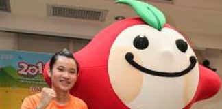 Tai Tzu Ying and "Apple" the mascot pose for pictures. (photo: cna)
