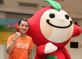 Tai Tzu Ying and "Apple" the mascot pose for pictures. (photo: cna)