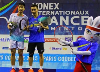 Lee Chong Wei poses for a picture with Chou Tien Chen. (photo: reuters)