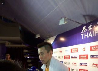 Lee Chong Wei talks to media after his second round match. (photo: Weibo)