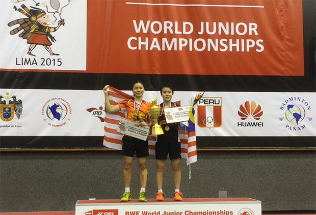 Goh Jin Wei and Lee Ying Ying poses for pictures during the awards ceremony at World Junior Championships. (photo: BWF)