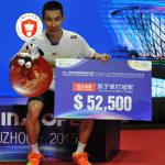 Lee Chong Wei poses with the China Open trophy at the awards ceremony. (photo: AFP)