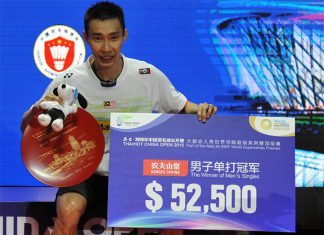 Lee Chong Wei poses with the China Open trophy at the awards ceremony. (photo: AFP)