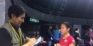 Nozomi Okuhara's post match interview with a journalist. (photo: EPA)