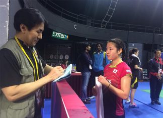 Nozomi Okuhara's post match interview with a journalist. (photo: EPA)
