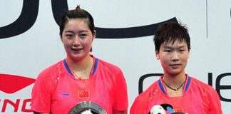 Yu Xiaohan (left) and Ou Dongni win women's doubles title of the OUE Singapore Open on April 12, 2015.