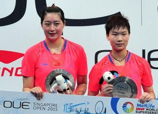 Yu Xiaohan (left) and Ou Dongni win women's doubles title of the OUE Singapore Open on April 12, 2015.