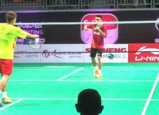 It's fun to see Lee Chong Wei plays against Kento Momota in Purple League. (photo: Lau Theng Foong)