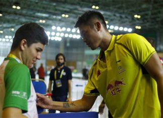 Lin Dan signs autograph for a badminton fan at Rio.