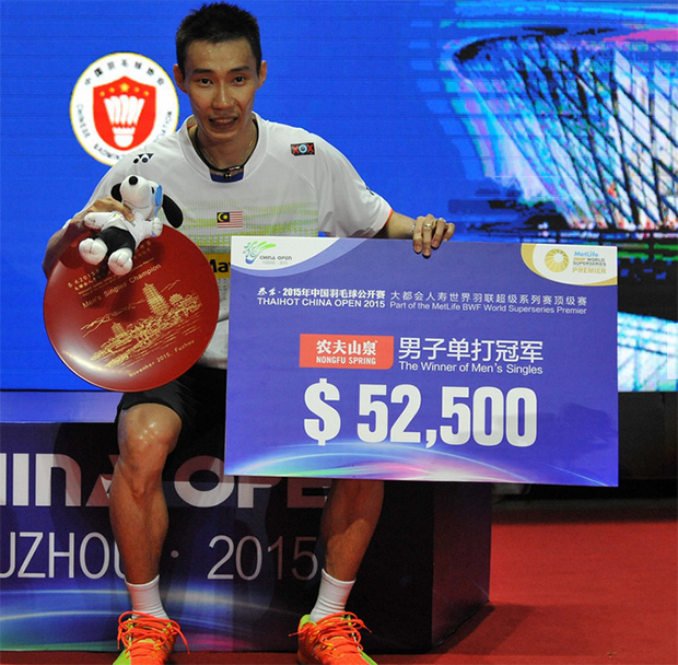 Lee Chong Wei poses with the China Open trophy at the awards ceremony.