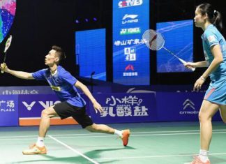 Lee Chong Wei partners Li Xuerui in the China Badminton Super League mixed doubles exhibition match.(photo: Xinhua)