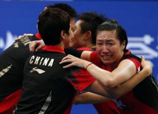 Wang Xiaoli (R) and Yu Yang of China celebrate victory after winning the 2013 BWF World Championships in Guangzhou.