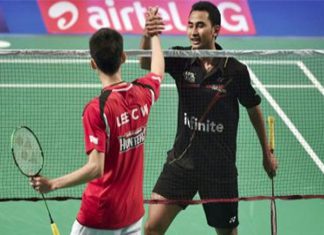 Tommy Sugiarto shakes hands with Lee Chong Wei after their second men's singles match. (photo: AFP)