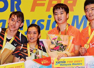 Tan Kian Meng, Lai Pei Jing, Li Yinhui, Zheng Siwei (from left) pose for pictures at the awards ceremony. (photo: Bernama)