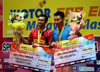 Lee Chong Wei at the trophy presentation with Iskandar Zulkarnain Zainuddin after the 2016 Malaysia Masters men's singles final. (photo: Bernama)