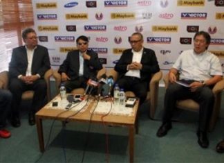 Morten Frost (left), Lawrence Chew (second left), Tan Sri Mohamed Al-Amin Abdul Majid (third right), William Toh (second right), Ng Chin Chai (right). (photo: Bernama)