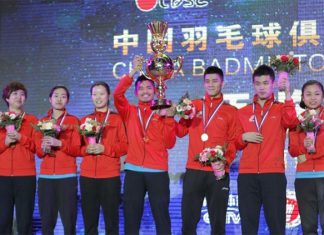 Lin Dan lifts the China Badminton Super League trophy with his teammates.