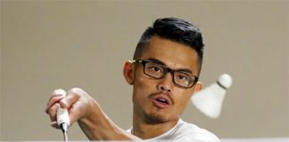 Lin Dan looks so cool when wearing glasses while playing badminton. (photo: AFP)