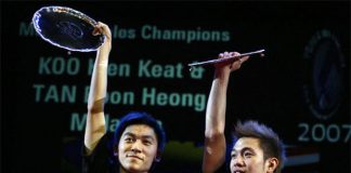 Malaysians Tan Boon Heong (L) and Koo Kien Keat pose with their winners' trophies 11 March 2007 after winning the men's doubles final against Chinese Cai Yun and Fu Haifeng during the All England Badminton Championships at the National Indoor Arena in Birmingham. (photo: GettyImages)