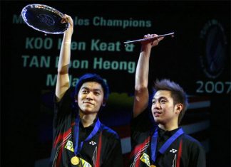 Malaysians Tan Boon Heong (L) and Koo Kien Keat pose with their winners' trophies 11 March 2007 after winning the men's doubles final against Chinese Cai Yun and Fu Haifeng during the All England Badminton Championships at the National Indoor Arena in Birmingham. (photo: GettyImages)