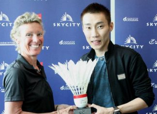 Julie Carrel presented a souvenir to Lee Chong Wei during a partnership ceremony between SKYCITY and Badminton New Zealand in December 2012. (photo: Reuters)