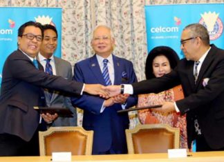 Malaysia's Prime Minister Datuk Seri Najib Tun Razak, his wife Datin Seri Rosmah Mansor and Youth and Sports Minister Khairy Jamaluddin are witnessing the sponsorship signing ceremony. (photo: Mohd Fadli Hamzah)