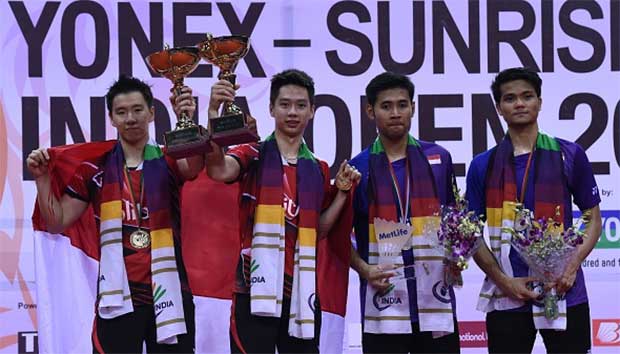 Winner's of the men's final doubles match Indonesia's Gideon Markus Fernaldi (L) and Kevin Sanjaya Sukamuljo(2L) pose with the winning trophies along with compatriots Angga Pratama and Ricky Karanda at 2016 India Open. (photo: AFP)